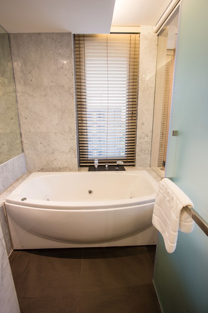 ห้องน้ำ (Luxury Hillview Corner Suite - 1 Bedroom)