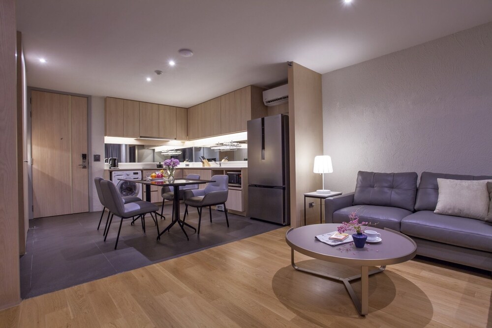 ห้องนั่งเล่น (Luxury Seaview Corner Suite - 2 Bedroom)