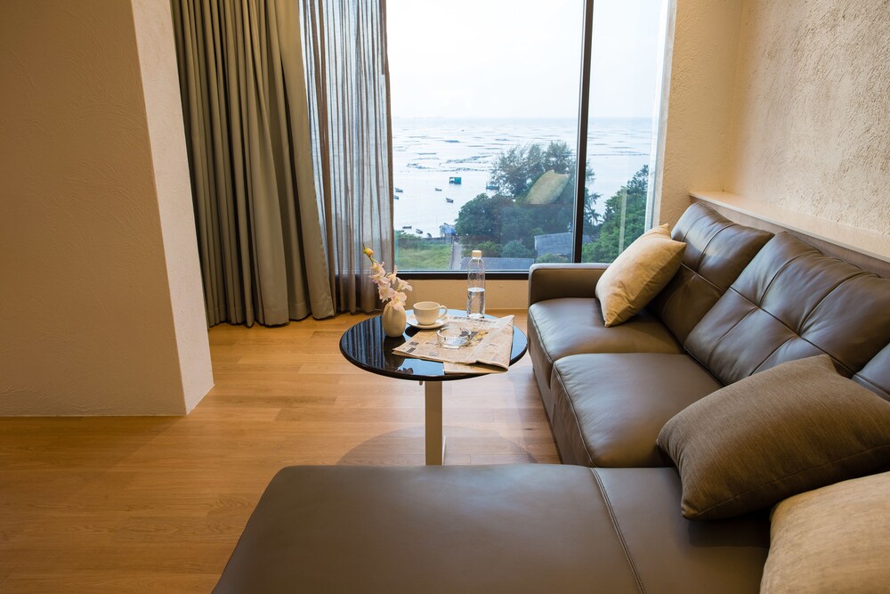 ห้องนั่งเล่น (Luxury Seaview Corner Suite - 1 Bedroom)