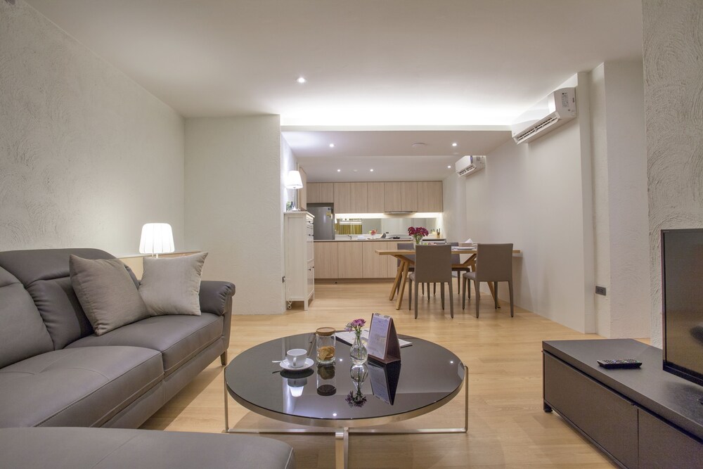 ห้องนั่งเล่น (Sea View Suite - 2 Bedroom 95sqm)