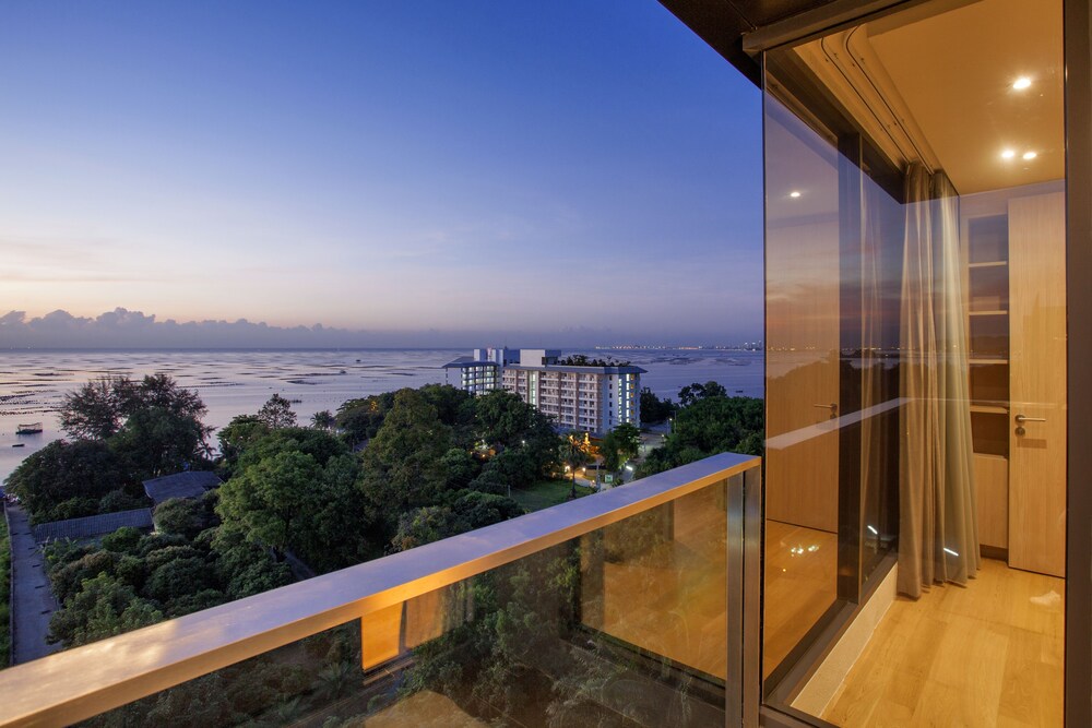 วิวจากห้องพัก (Luxury Seaview Corner Suite - 1 Bedroom)