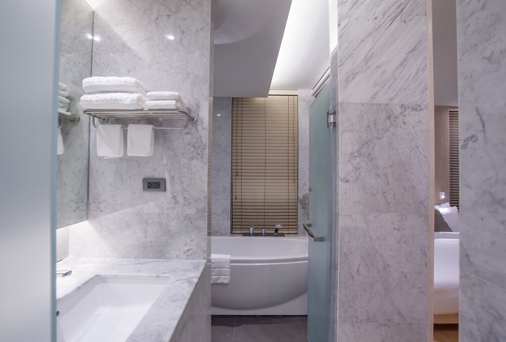 ห้องน้ำ (Luxury Hillview Corner Suite - 1 Bedroom)