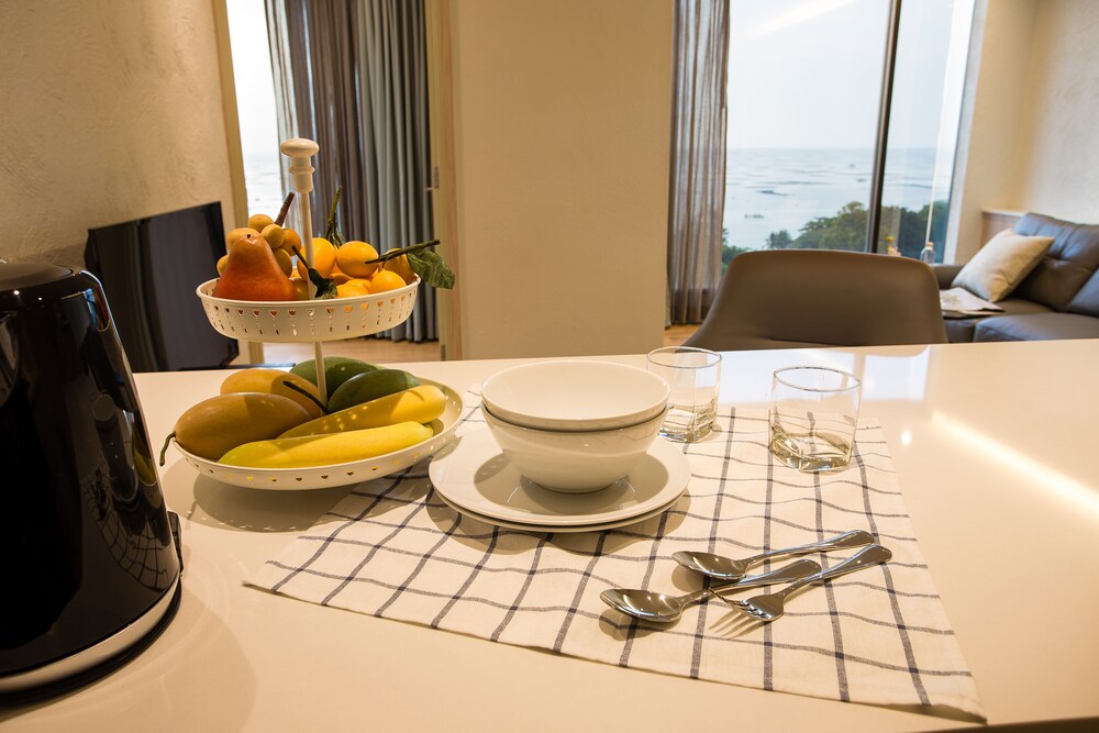 พื้นที่นั่งเล่น (Luxury Seaview Corner Suite - 1 Bedroom)