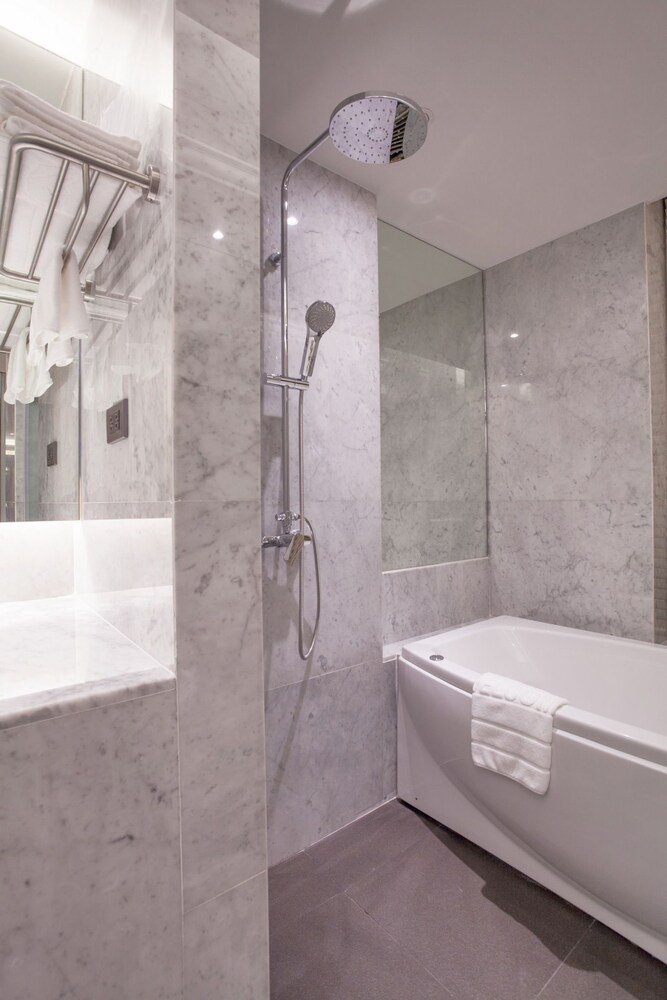 ห้องน้ำ (Luxury Hillview Corner Suite - 1 Bedroom)