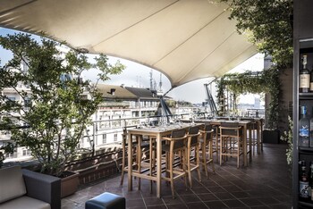 Hotel Bar