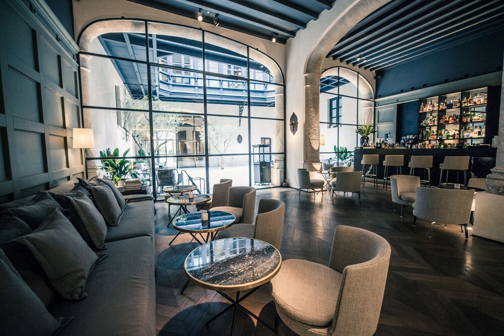 Hotel Lounge