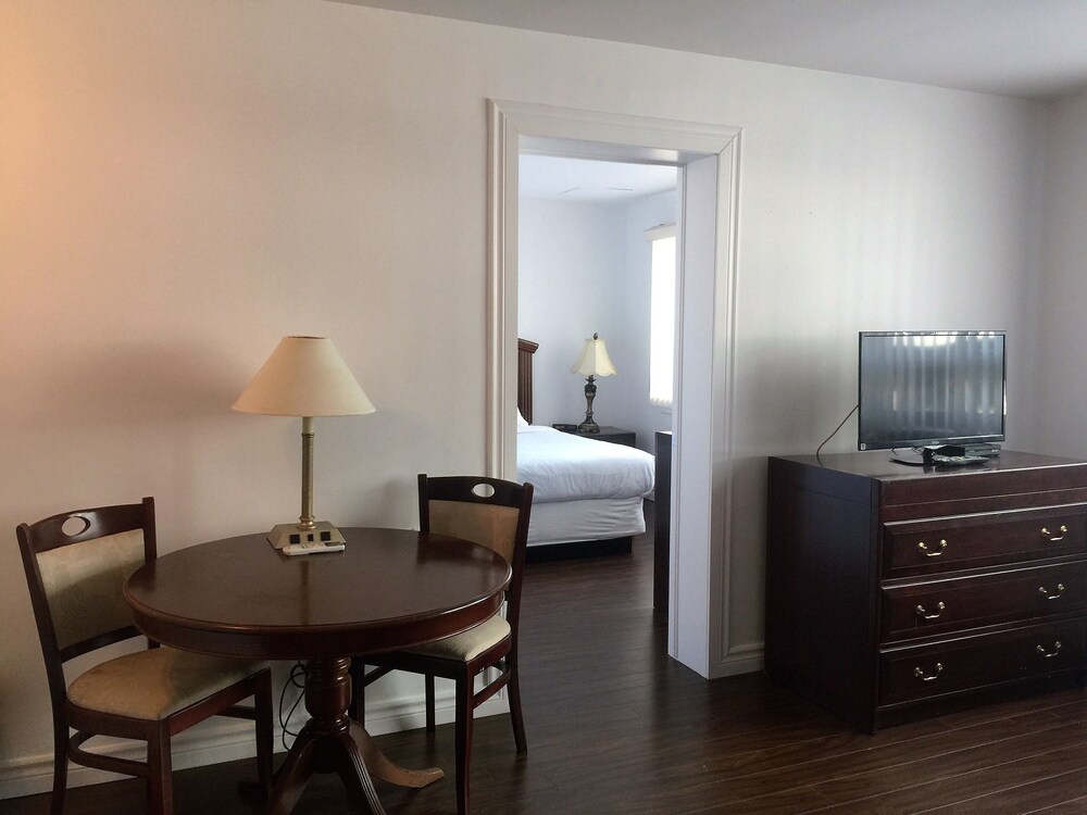 Room, 1 Queen Bed, closed bedroom, 5$ breakfast voucher per person - Featured Image