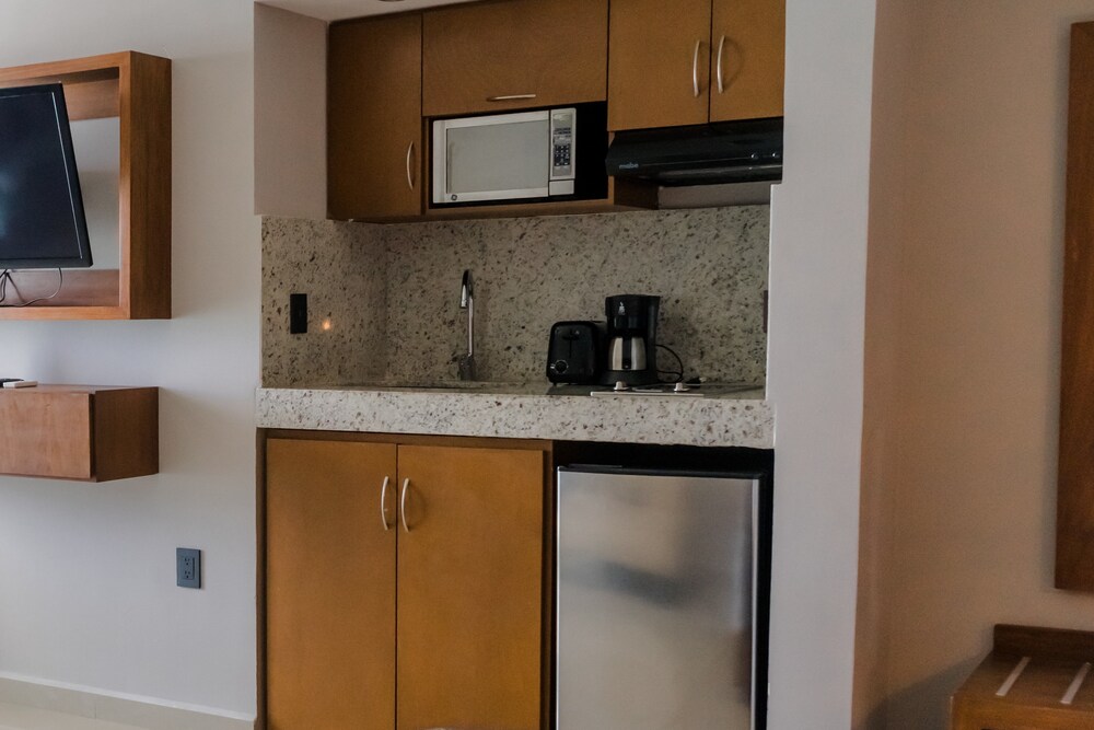 Cocina básica en la habitación: Deluxe Ocean View with Kitchenette