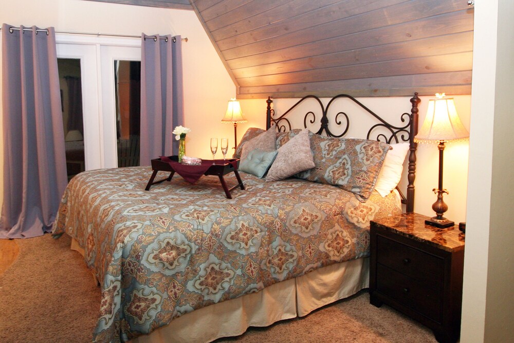 객실 (Sweetheart Cabin, 1 Bedroom, Jetted Heart-shaped Tub, Outdoor Hot Tub, Mountainside)
