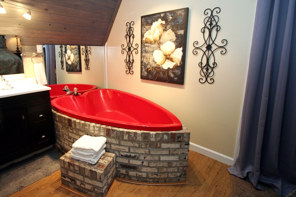 분사식 욕조 (Sweetheart Cabin, 1 Bedroom, Jetted Heart-shaped Tub, Outdoor Hot Tub, Mountainside)