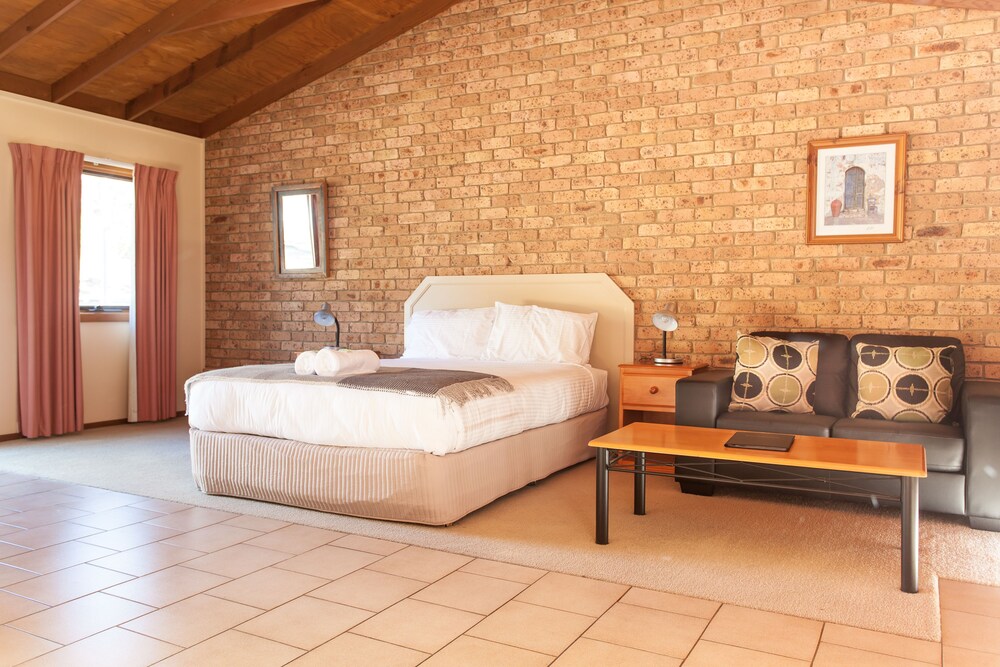 Standard Studio, 1 Queen Bed, Kitchenette, Vineyard View