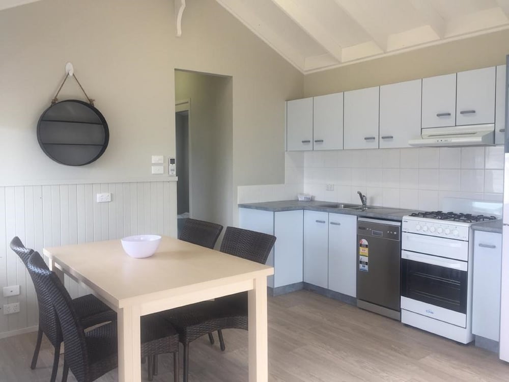 Double Twin Cabin - One Queen & Single Bed - Guestroom