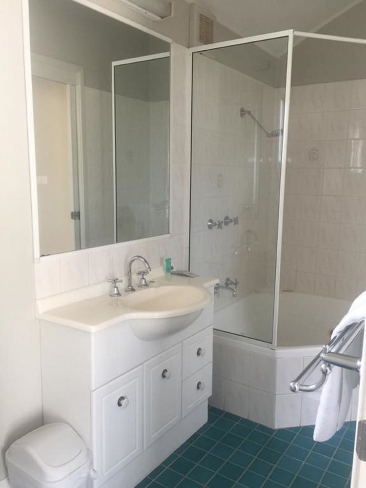 Double Twin Cabin - One Queen & Single Bed - Bathroom