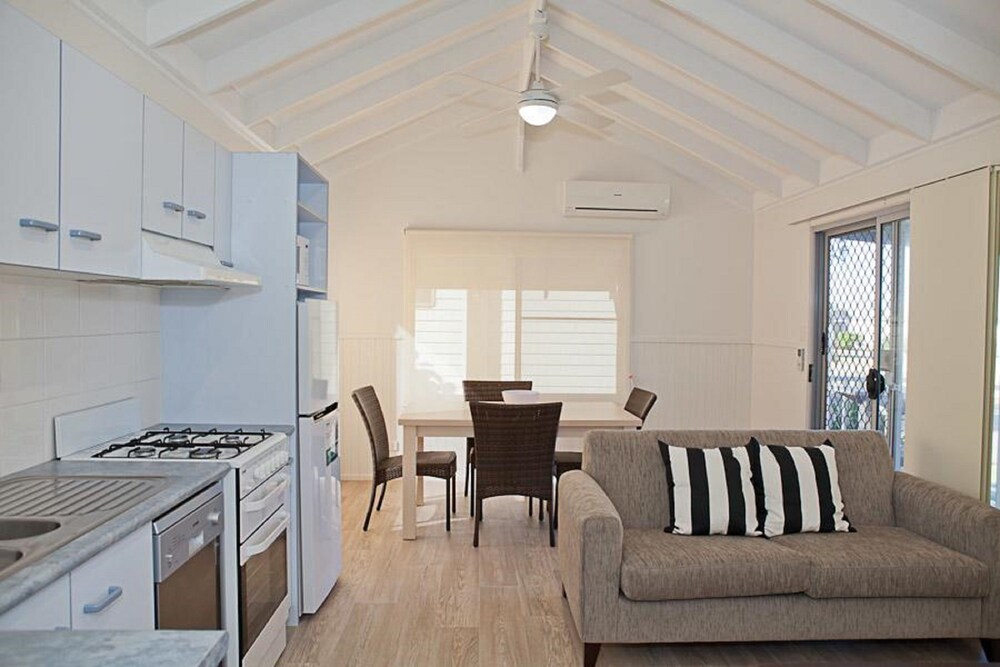 Double Twin Cabin - One Queen & Single Bed - Guestroom