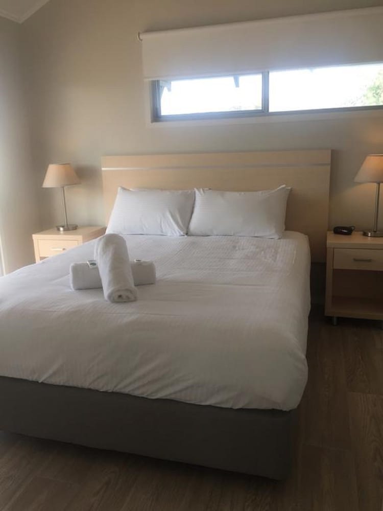 Double Twin Cabin - One Queen & Single Bed - Guestroom