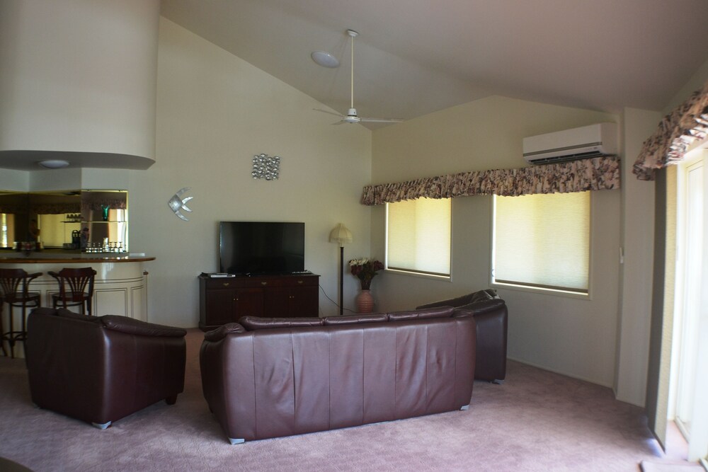 Soggiorno (Attico panoramico, camere multiple, balcone, vista mare)