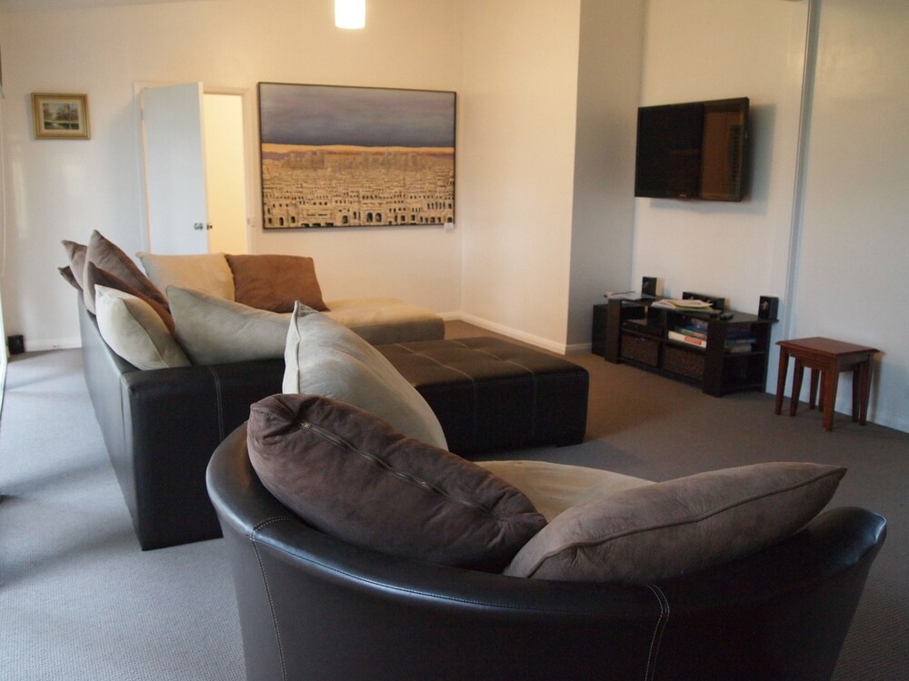 Townhouse 99 - Living Room