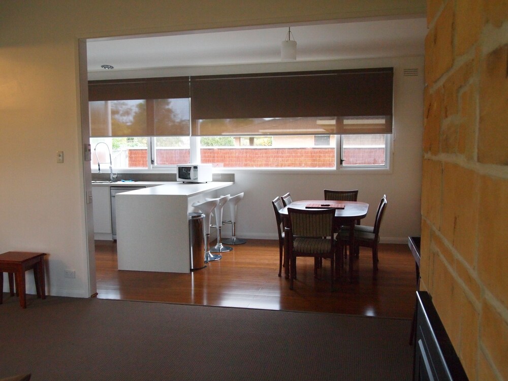 Townhouse 99 - In-Room Dining