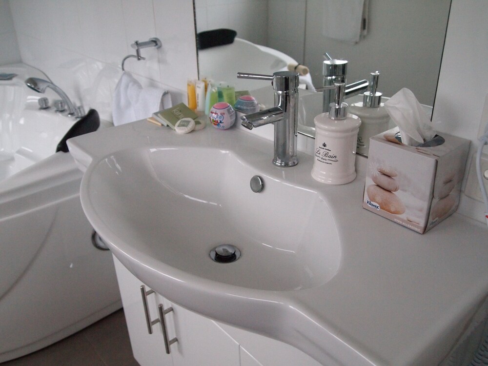 Townhouse 99 - Bathroom Sink
