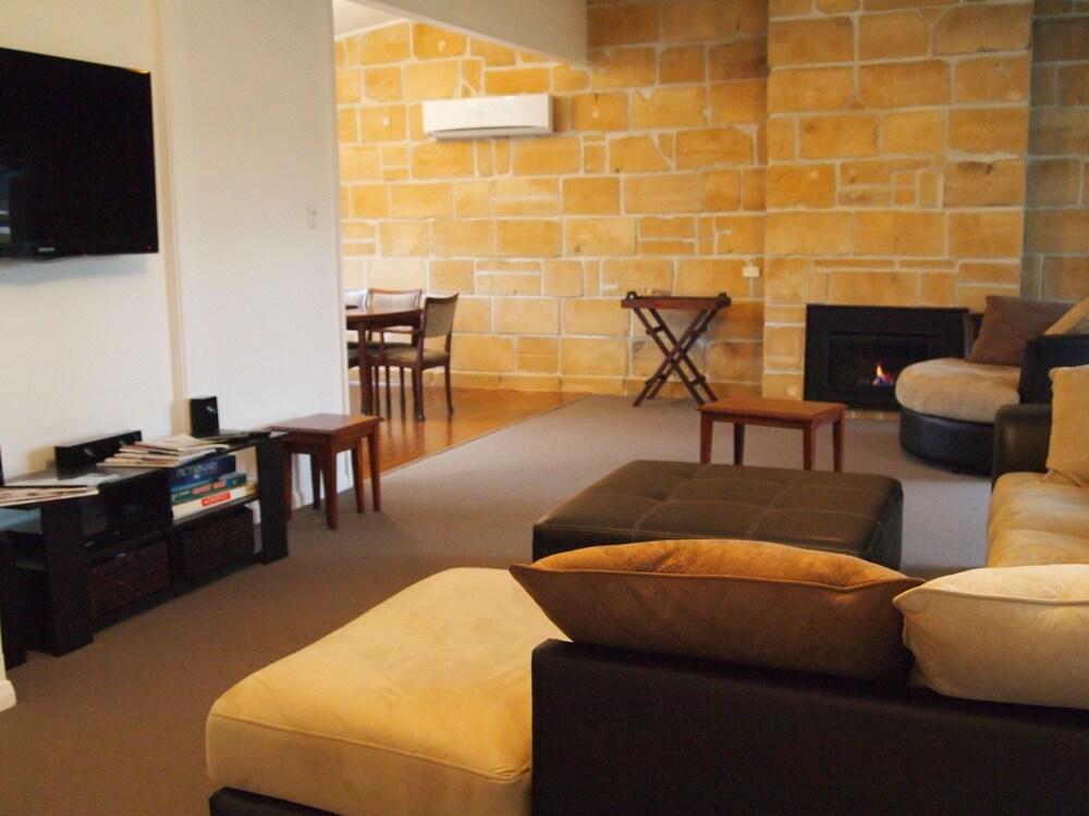 Townhouse 99 - Living Room