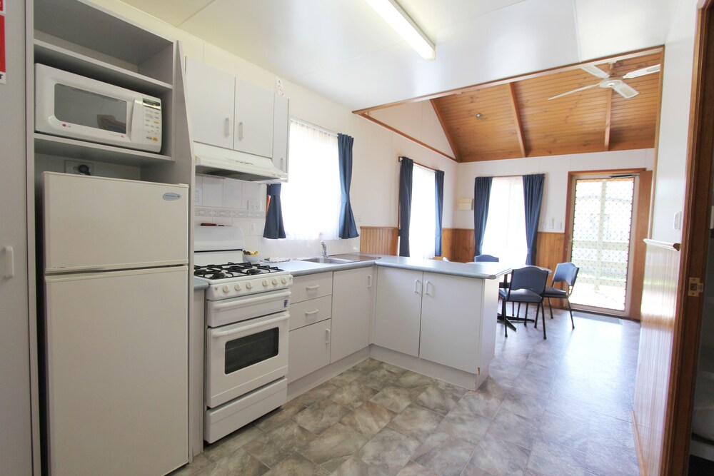 室内のキッチン (キャビン (Balcony View Cabin))