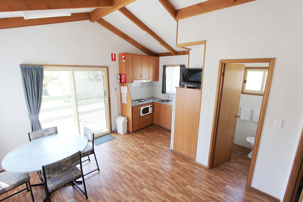 リビング エリア (スタンダード スイート 2 ベッドルーム (Park View Cabins))