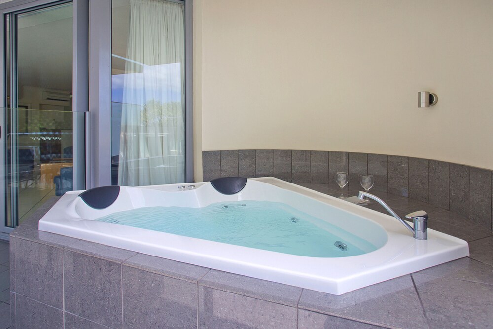분사식 욕조 (스위트, 침실 1개 (One Bedroom Beach View Spa))