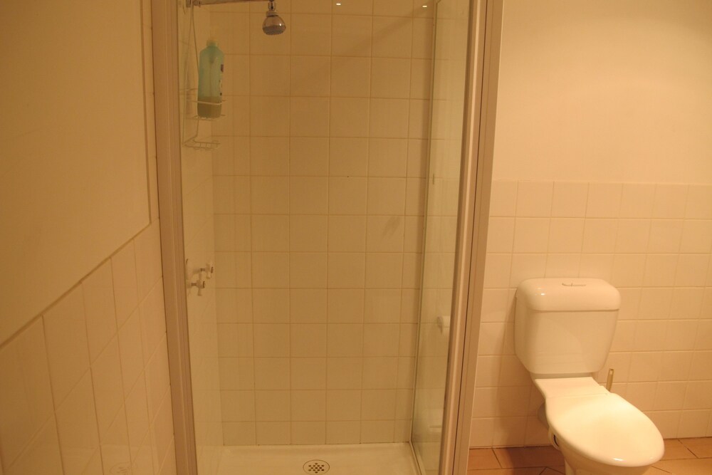 Standard Apartment, Non Smoking, Balcony (Standard Queen) - Bathroom