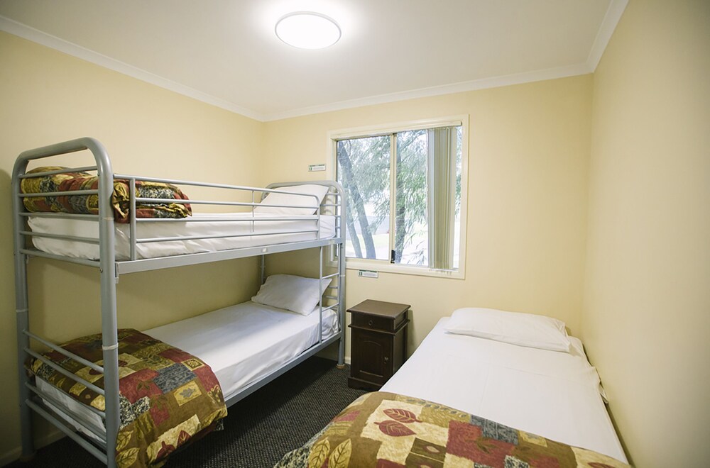 2 Bedroom Family Budget Cabin - Guestroom