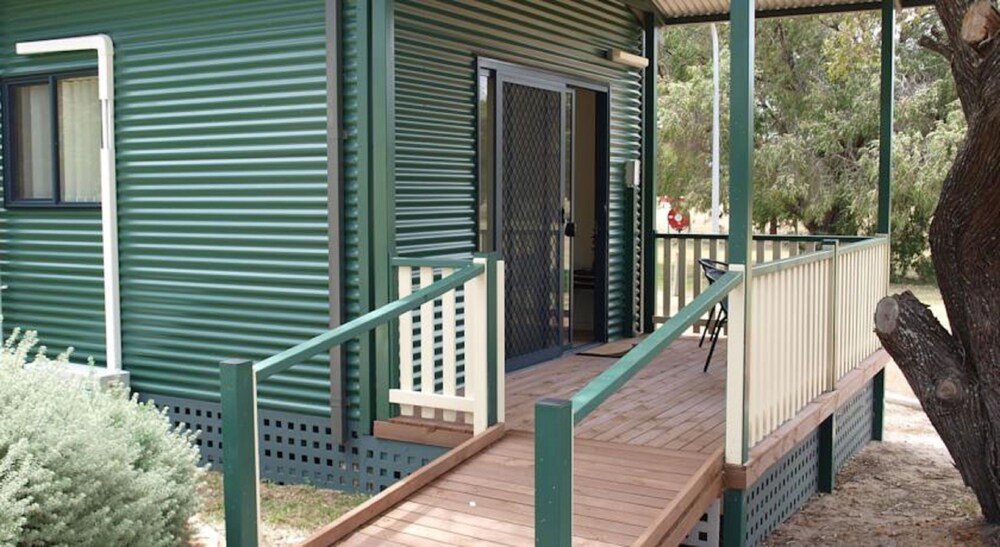 1 Bedroom Accessible Cabin - Guestroom