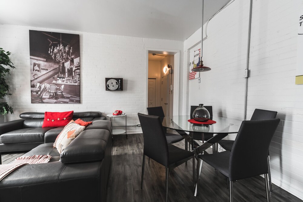 The Turntable - 2B - In-Room Dining