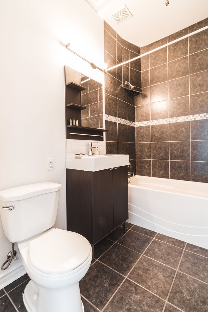 The Turntable - 2B - Bathroom