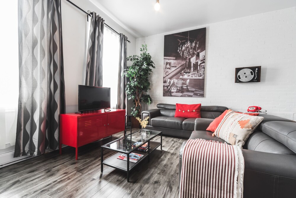 The Turntable - 2B - Living Room