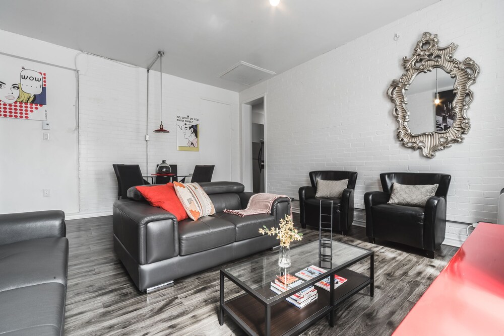The Turntable - 2B - Living Area