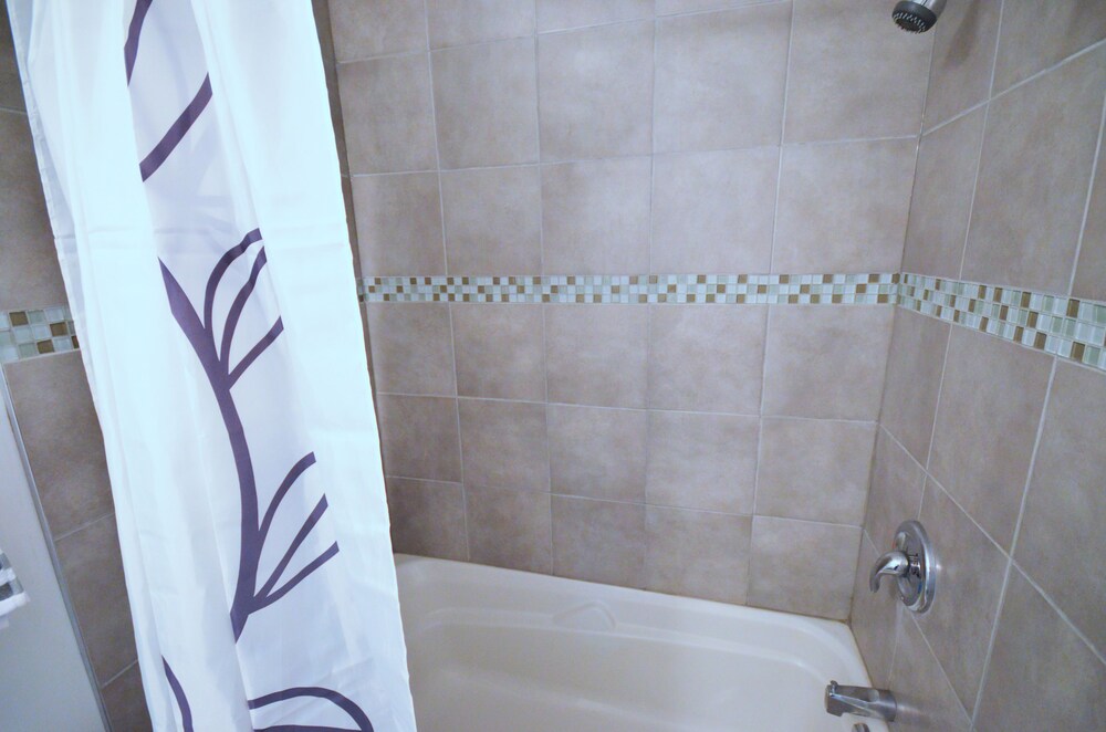 Heroes of Mont-Royal - 3A - Bathroom Shower