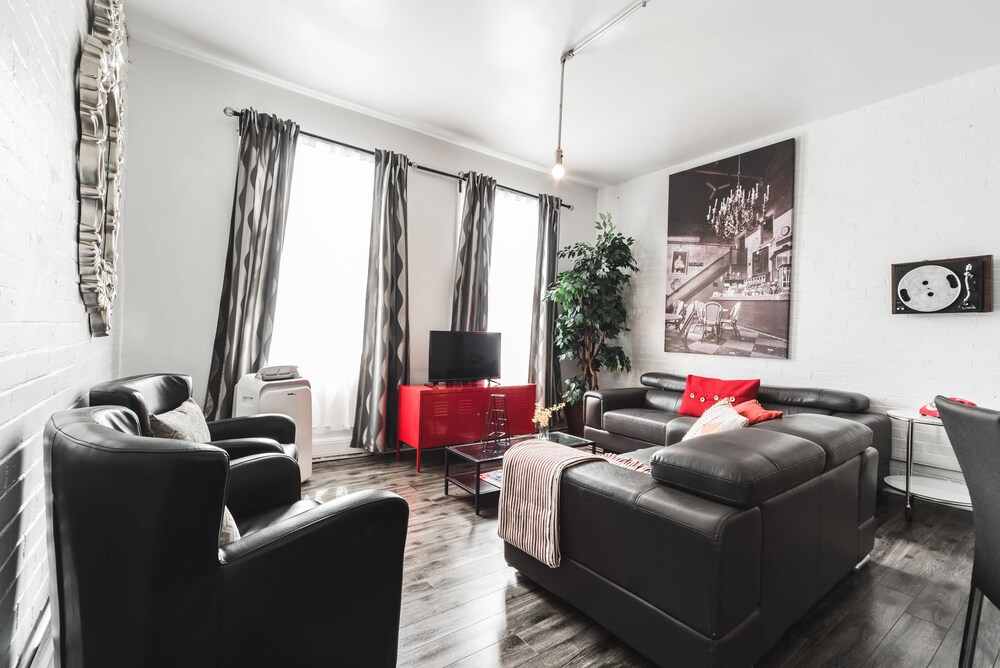 The Turntable - 2B - Living Room