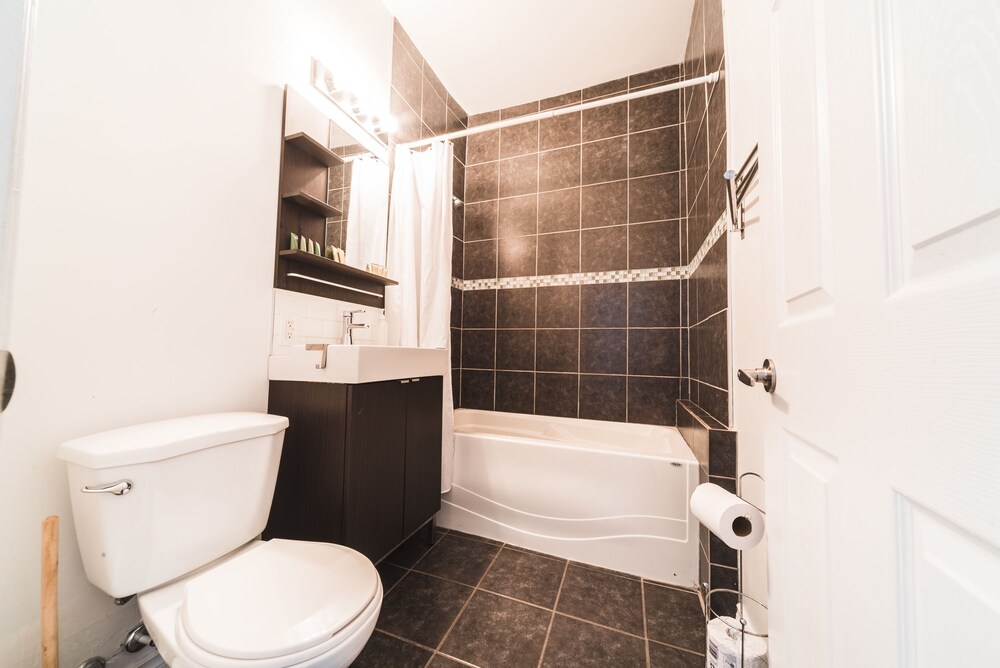 The Mirrors - 2A - Bathroom