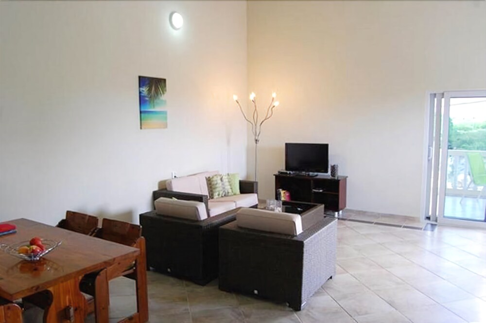 Apartment, 2 Bedrooms - Living Room