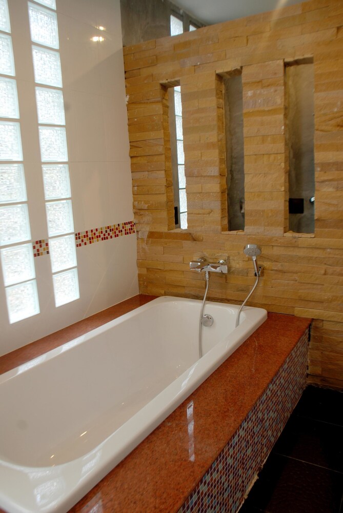 Deep Soaking Bathtub