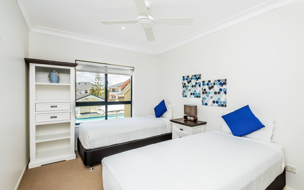 3 Bedroom Ocean Front Apartment First Floor - Guestroom
