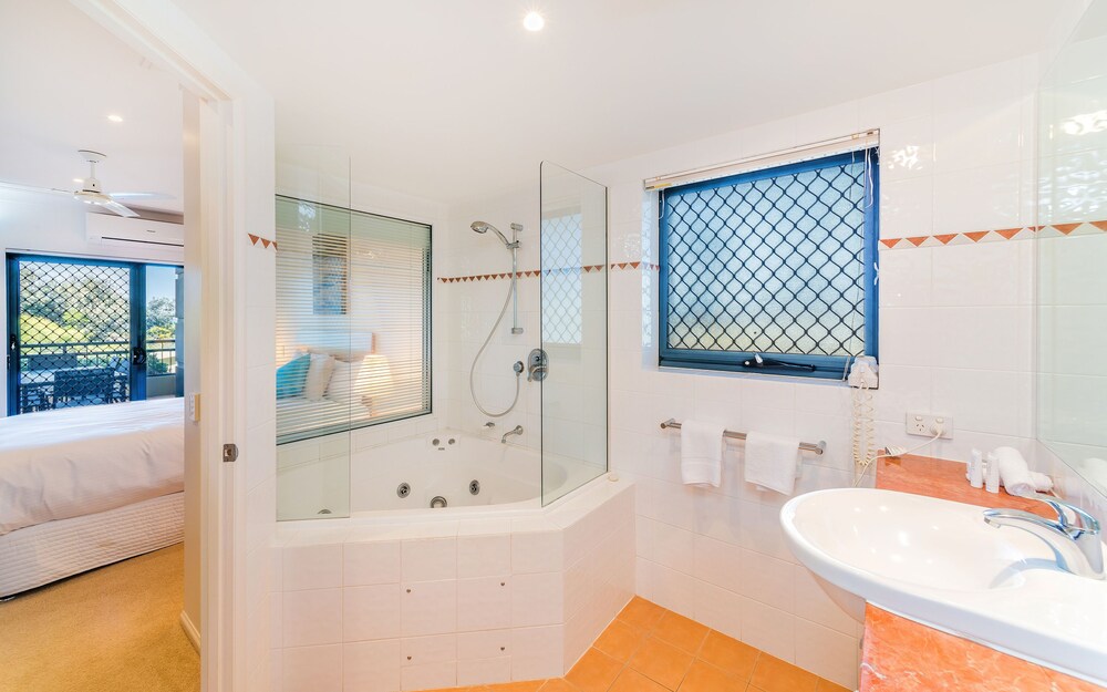 3 Bedroom Ocean Front Apartment Ground Floor - Bathroom