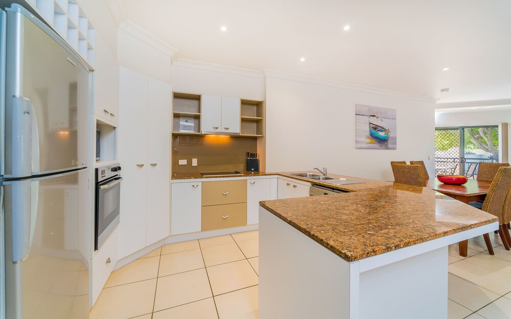 3 Bedroom Ocean Front Apartment Ground Floor - In-Room Kitchenette