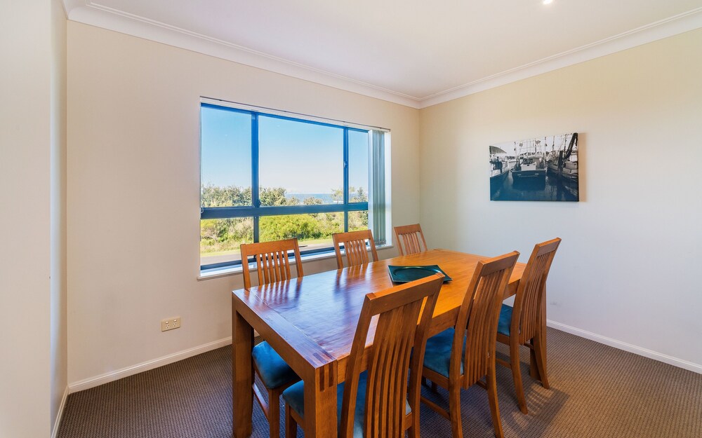 2 Bedroom Ocean Front Apartment First Floor - In-Room Dining