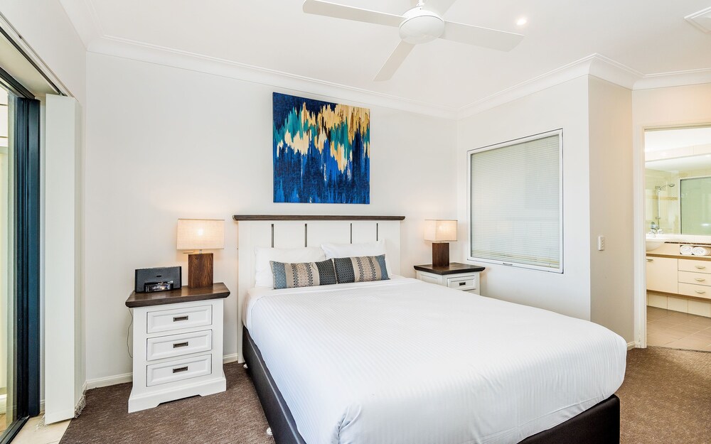 3 Bedroom Ocean Front Apartment First Floor - Guestroom