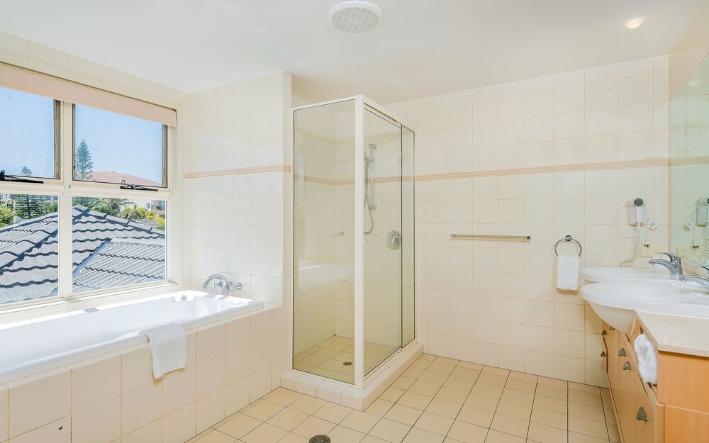 3 Bedroom Ocean Front Apartment First Floor - Bathroom