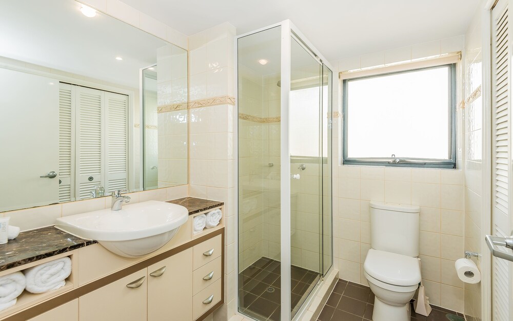 2 Bedroom Ocean Front Apartment First Floor - Bathroom