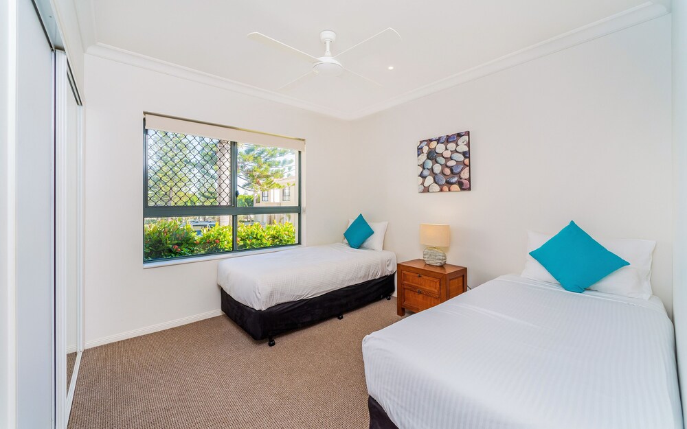 2 Bedroom Ocean Front Apartment Top Floor - Guestroom