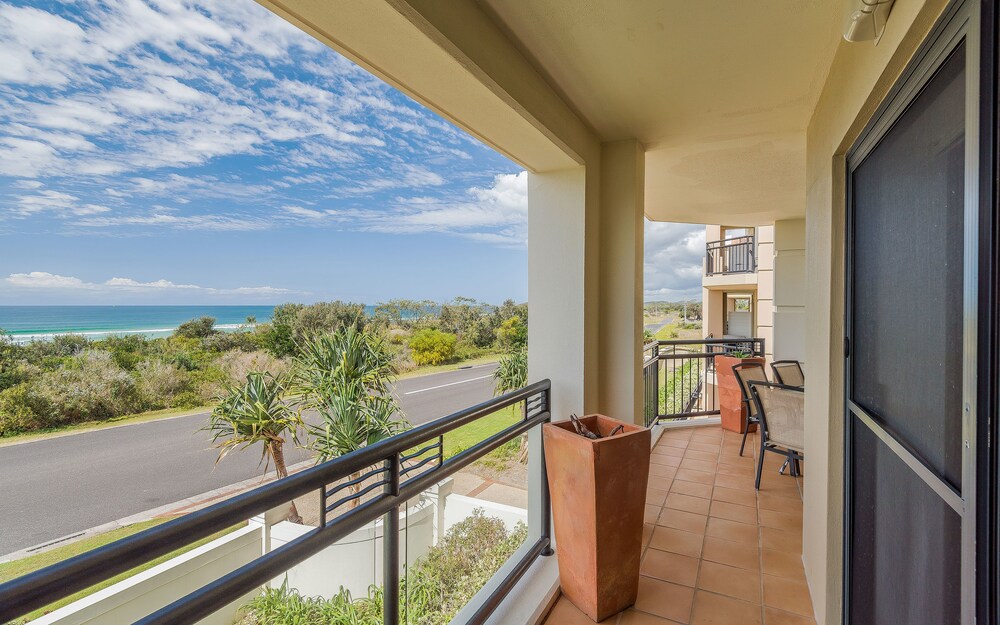 3 Bedroom Ocean Front Apartment First Floor - Balcony