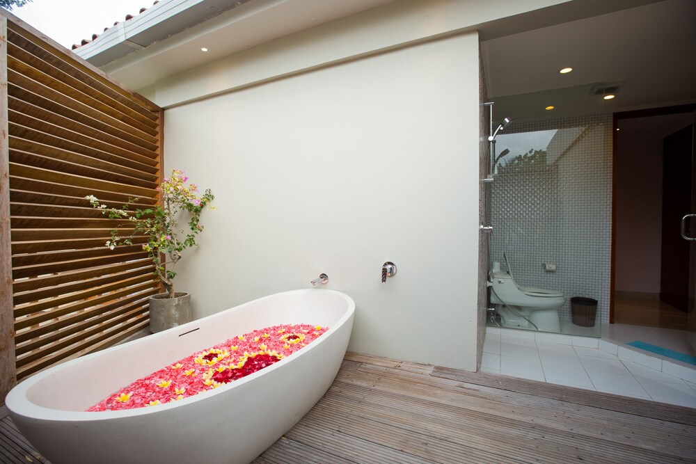 Bathtub Besar