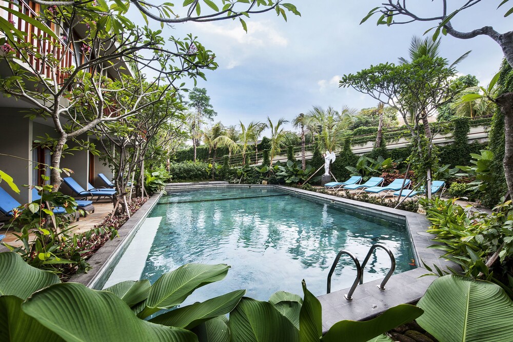 Kolam Renang Luar Ruangan